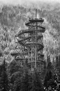 シフィエラドゥフ・ズドルイにあるIZERSKI TARAS- Górski Apartament 120m2の山の塔の白黒写真