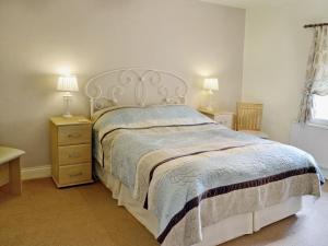 Een bed of bedden in een kamer bij Brunskill Cottage