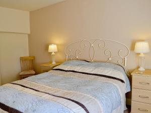 Een bed of bedden in een kamer bij Brunskill Cottage