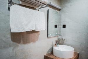 y baño con lavabo blanco y espejo. en Banyan Villa Maldives Dhangethi, en Dhangethi