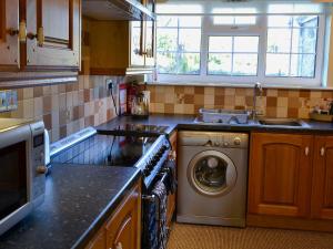 A kitchen or kitchenette at Pipit Cottage