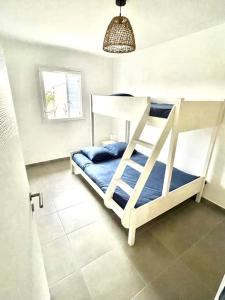 Łóżko lub łóżka w pokoju w obiekcie Villa 8 personnes bord de mer climatisée