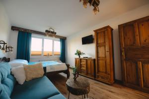 Televízia a/alebo spoločenská miestnosť v ubytovaní Apartament Zielony Ruczaj w Cisnej