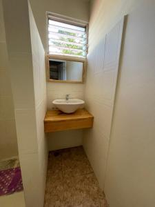 baño pequeño con lavabo y ventana en Wing Camp, en Cabarete