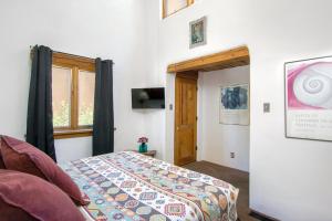 1 dormitorio con cama y ventana en Las Brisas de Santa fe, en Santa Fe