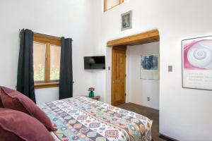 a bedroom with a bed and a window at Las Brisas de Santa fe in Santa Fe