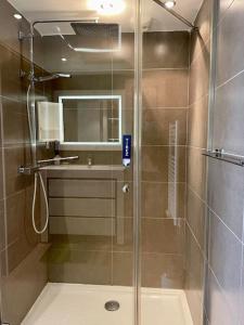 Kúpeľňa v ubytovaní 17 - Appartement neuf, parking terrasse et jolie vue + 10 fotografií