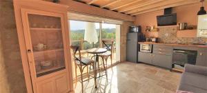 Kuchyňa alebo kuchynka v ubytovaní Le gîte Bellevue à MONTJOI 82400 Tarn & Garonne