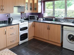 A kitchen or kitchenette at The Mount
