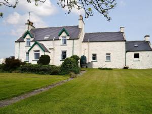 a large white house with a large yard at Culquhasen in Gillespie