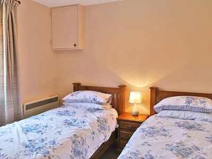 - une chambre avec deux lits à côté d'une fenêtre dans l'établissement Chestnut Cottage-27565, à Botesdale