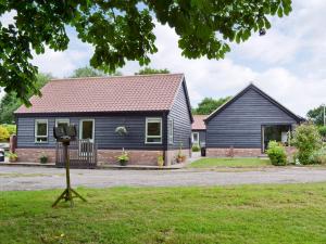 BotesdaleにあるChestnut Cottage-27565の赤屋根の灰色の家