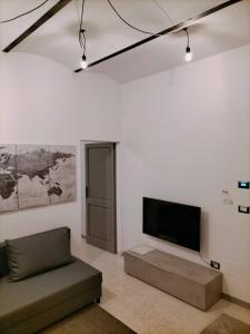 un soggiorno con divano e TV a schermo piatto di Queen apartment al Palazzetto ad Assisi