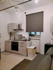 una cucina con lavello e fornello forno superiore di Queen apartment al Palazzetto ad Assisi