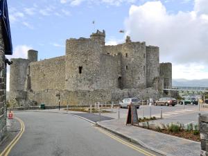 a castle in the middle of a street at Rhiwgoch - Hw7449 in Harlech