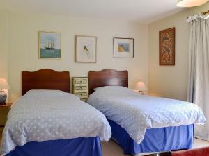 um quarto com 2 camas e 2 candeeiros em Sunnybank em Saint Margaret