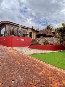 une maison avec une allée en briques en face d'une maison dans l'établissement Ethithiya Boutique Guesthouse, à Windhoek