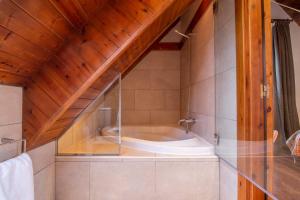 a bathroom with a bath tub in a room at Eira Ski Lodge in Baqueira-Beret