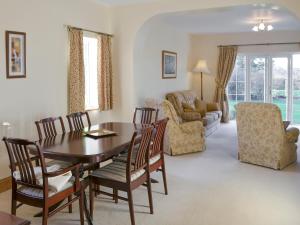 sala de estar con mesa de comedor y sillas en Alby Bungalow, en Wetheral