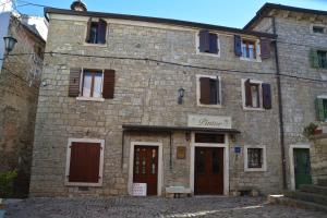 an old stone building with a sign that reads china at Sobe Pintur in Grožnjan