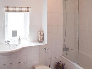 ロクサムにあるMirabilisのバスルーム(洗面台、トイレ、シャワー付)