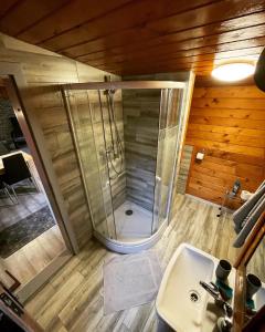ein Bad mit einer Dusche und einem Waschbecken in einem Zimmer in der Unterkunft Privát POHODA in Nová ľubovňa