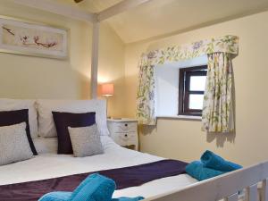 a bedroom with a bed and a window at Ganny Cottage - Lzl in Eskdale