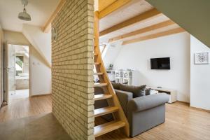 Televízia a/alebo spoločenská miestnosť v ubytovaní Krupówki Loft