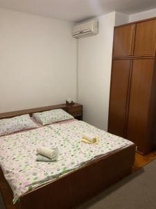 1 dormitorio con 1 cama con 2 toallas en Rooms Juran, en Sukošan