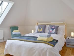 1 dormitorio con 1 cama con toallas en Southlake Barn, en Dousland