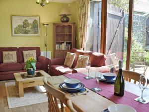 Darwin Cottage - E4509 في Jevington: غرفة معيشة مع طاولة وأريكة