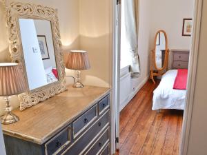 een spiegel boven een dressoir in een slaapkamer bij The School House - 28445 in Middleton in Teesdale