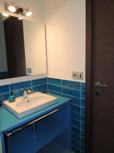 ein Badezimmer mit Waschbecken und Spiegel in der Unterkunft Ross House in Fermo