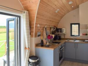 een keuken met een gewelfd plafond en een aanrecht bij The Nest - Uk32352 in Ellingham