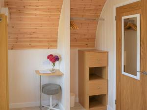 een kamer met een bureau en een trap met houten plafonds bij The Nest - Uk32352 in Ellingham