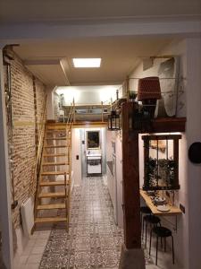 um pequeno quarto com um corredor com uma escada e uma cozinha em Refuge in Madrid em Madri