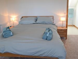Una cama con dos bolsas sentadas encima. en Carron House en Lochcarron