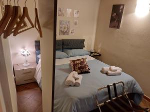 1 dormitorio con 1 cama con toallas en La Colombaia Di Ortigia en Siracusa