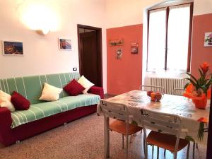 uma sala de estar com um sofá e uma mesa em ca augusto with seaview em Monterosso al Mare