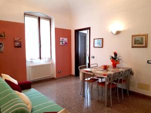 uma sala de estar com uma mesa e cadeiras e uma janela em ca augusto with seaview em Monterosso al Mare