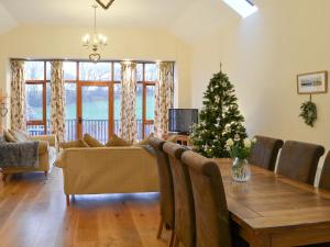 een woonkamer met een kerstboom en een tafel bij Barn Owl - 27820 in Westleigh