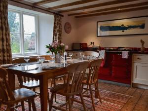 uma sala de jantar com mesa e cadeiras e uma cozinha em Mill House em Rievaulx