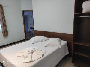 Ein Bett oder Betten in einem Zimmer der Unterkunft Hotel Serrano