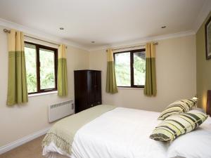 Saint CleerにあるLake View Cottage - Cv7102のベッドルーム1室(ベッド2台、窓2つ付)