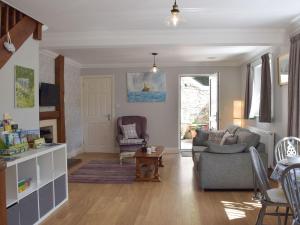 sala de estar con sofá y silla en Conway Cottage en Pembroke