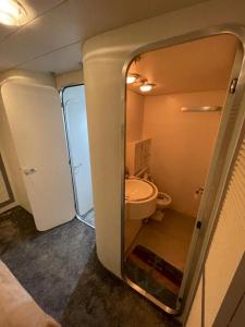 La petite salle de bains est pourvue de toilettes et d'un lavabo. dans l'établissement Yate Aloha, à Barcelone