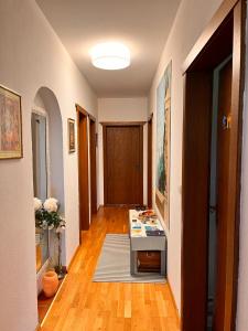 a hallway with a table in the middle of a room at Doppelzimmer in Innsbruck