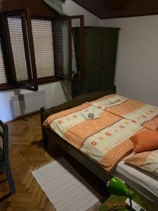 duże łóżko w pokoju z: w obiekcie Rooms Juran w Sukošanie
