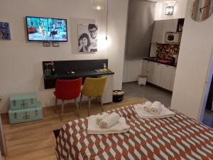 ein Wohnzimmer mit einem Bett und eine Küche in der Unterkunft Galena Charme Luxury Terrace in Syrakus