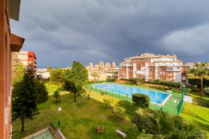 Bazén v ubytovaní Apartamento Torresol alebo v jeho blízkosti